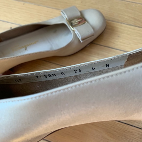 Ferragamo gold pumps - Picture 5 of 7